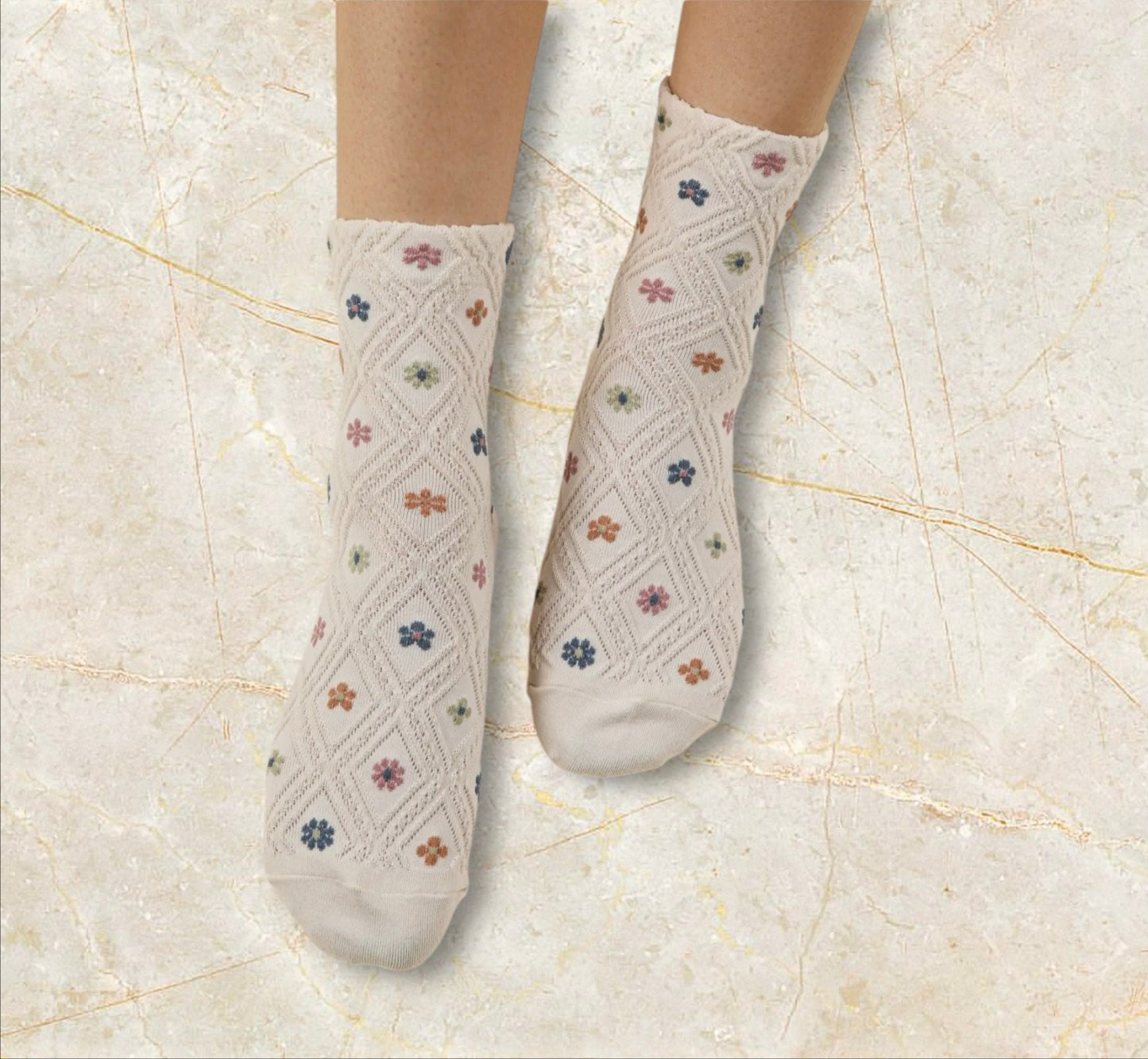 Dainty Daisy Crew Socks